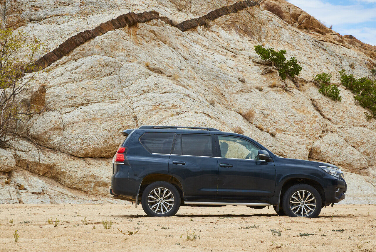 Wegen der neuen Front geht der Land Cruiser etwas in die Länge, um sechs Zentimeter wächst er
