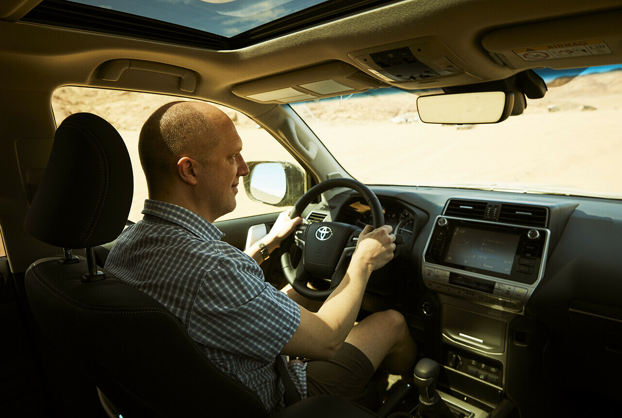 Zurücklehnen und durchwühlen: Der Land Cruiser stapft stoisch durch schweres Gelände