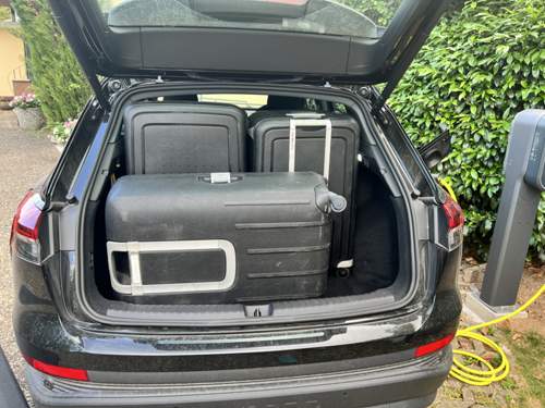 SUV beladen mit Koffer
