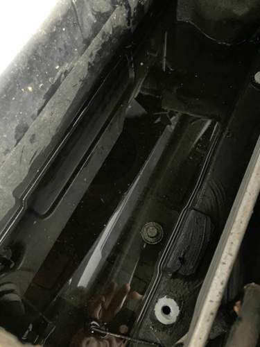 Audi A6 4B, Wasser unter Batteriekasten