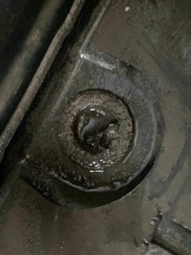 Audi A6 4B, Abfluss unter Batteriekasten