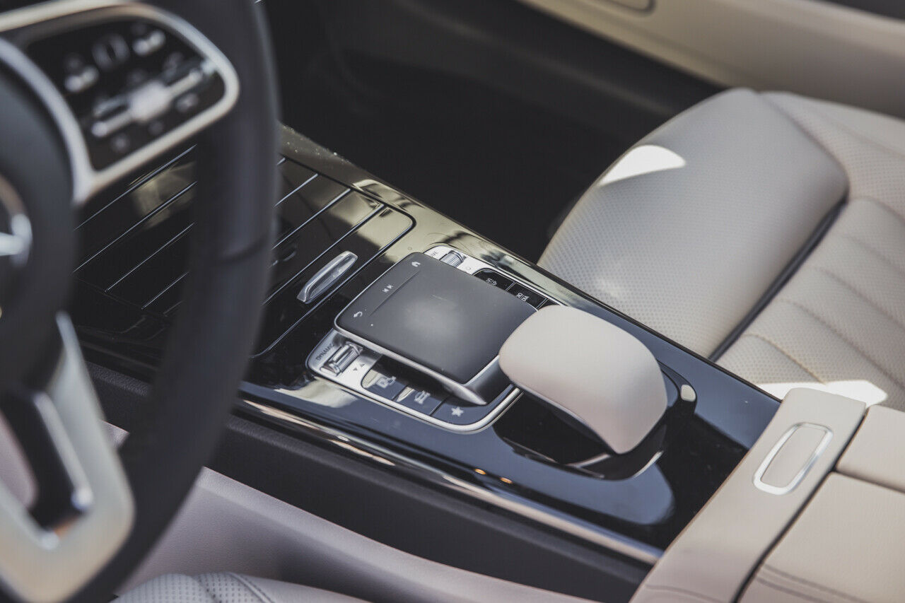 Fürs Infotainment bringt Mercedes optional ein Touchpad auf dem Mitteltunnel an. Der Dreh-Drück-Steller ließ sich besser bedienen