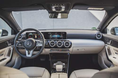 Im Innenraum der A-Klasse verteilt Mercedes mit dem Exklusiv-Paket, das auf der Progressive Line aufsetzt, feines Leder und Kunstleder mit schicken Nähten