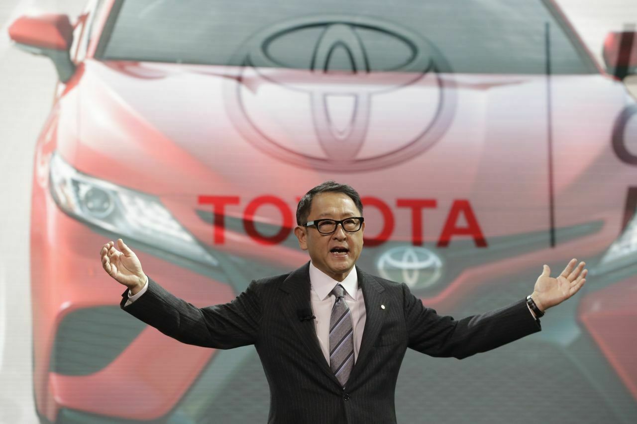 Toyota-Chef Akio Toyoda präsentiert in Detroit den neuen Camry: In den USA litt der Hersteller unter deutlich verlangsamtem Wachstum