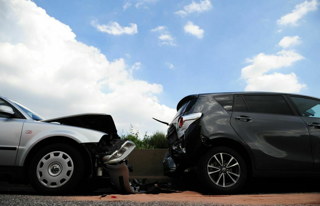 Zu den Schäden, die nach einem Unfall reguliert werden müssen, zählen auch die Kosten für einen Unfallgutachter