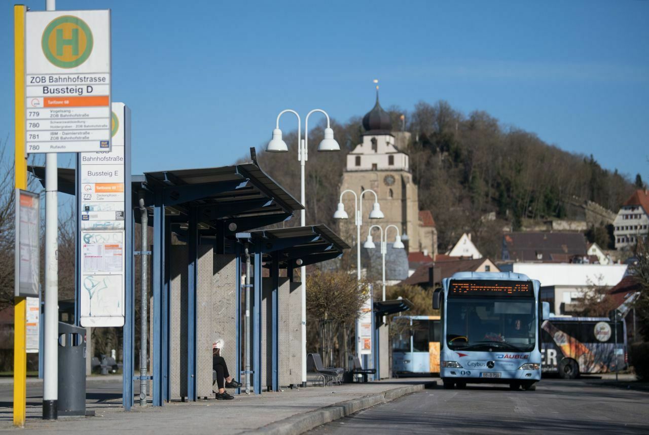 Bushaltestelle in Herrenberg: Die Modellstädte schlagen einen besseren ÖPNV sowie Ersatzleistungen für Dieselfahrer vor