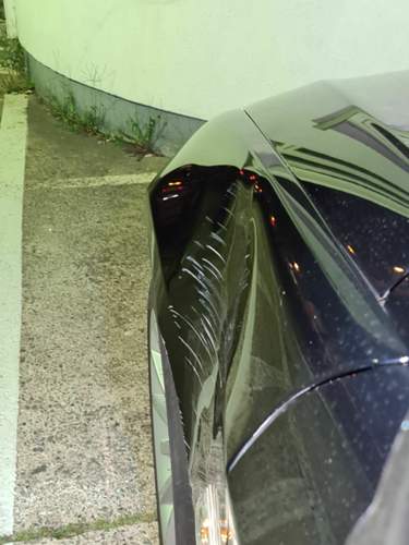 BMW Kotfluegel links E91.jpg