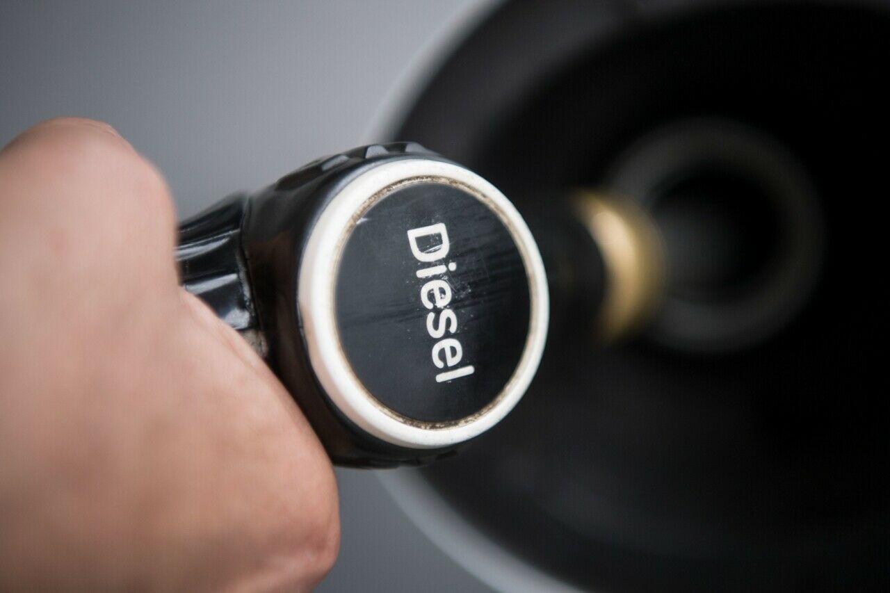 Dieselkraftstoffe werden deutlich günstiger besteuert als Benzin. Das soll sich ändern, sagt der Bundesrechnungshof