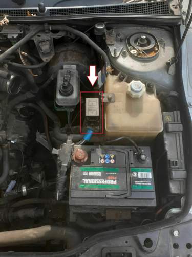 Renault-laguna-1-motorraum