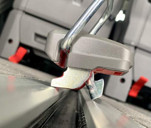 VW-Zurröse auf Schiene