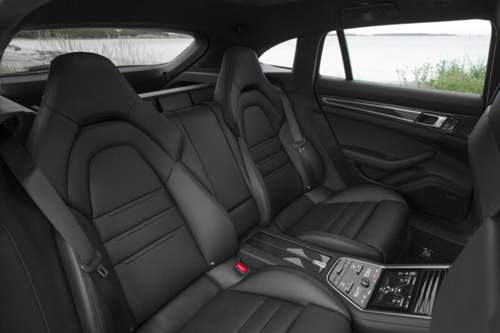 Mehr Komfort: Im Fond des Porsche Panamera Sport Turismo sitzen groß gewachsene Passagiere bequemer als in der Sportlimousinen-Variante