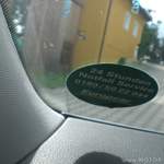 Aufkleber an der Frontscheibe