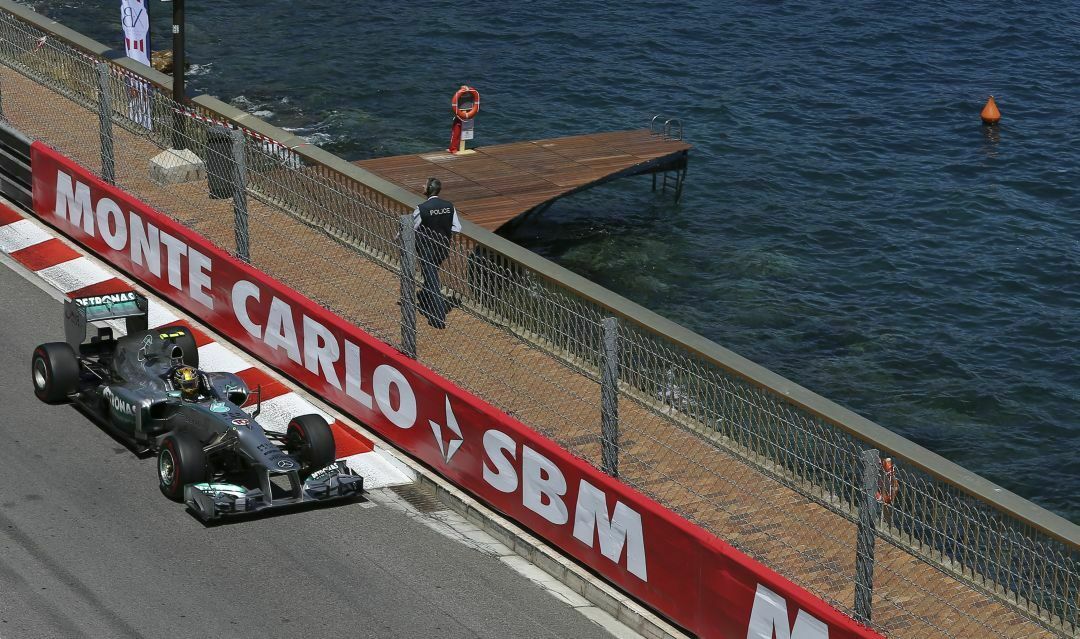 Nico Rosberg gewann den großen Preis von Monaco. Seinem Team drohen aber Sanktionen.