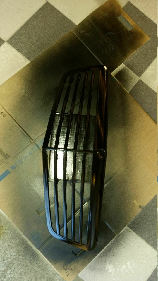 Kühlergrill schwarz lackieren