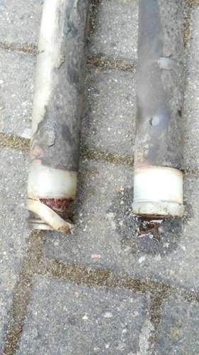 Links Wanderhülse im Vorlauf, rechts int