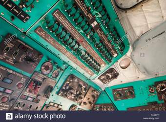 Interieur-details-der-mil-mi-8-hubschrauber-cockpit-f448dy
