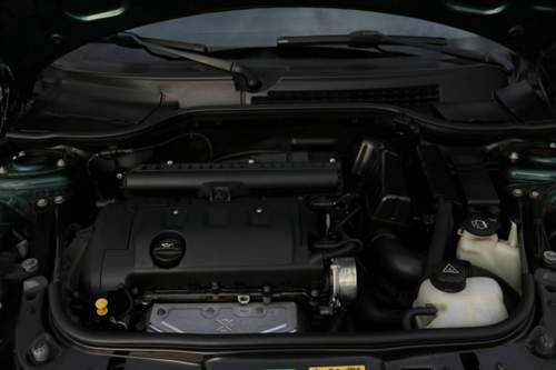 Hyperdressing im Motorraum.jpg