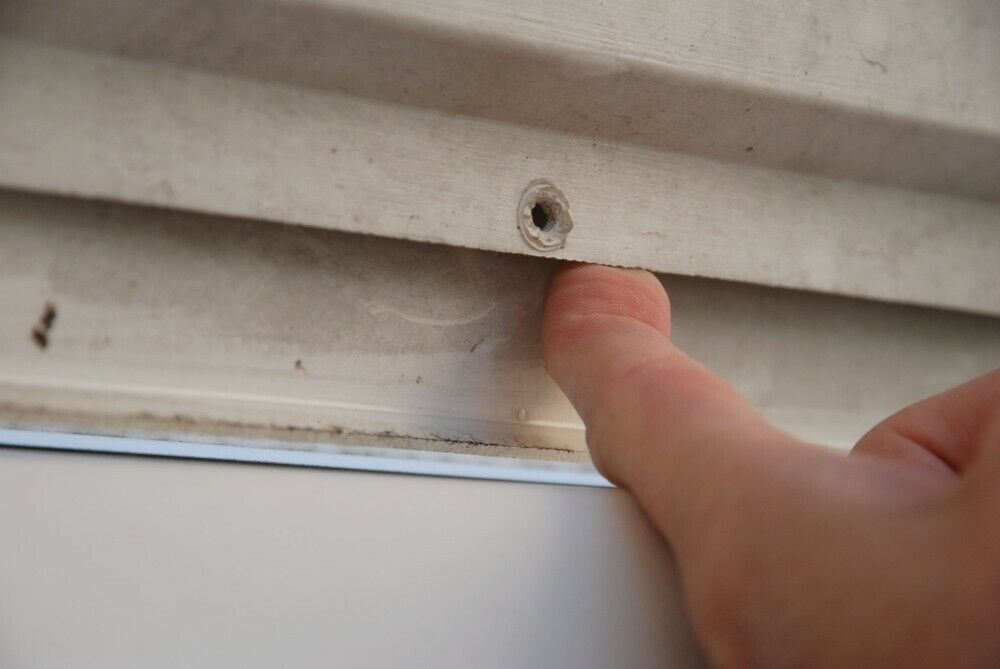 Kunststoff-punkt-verschweißung der Frontklappe reparieren (Gasflaschenanbau)