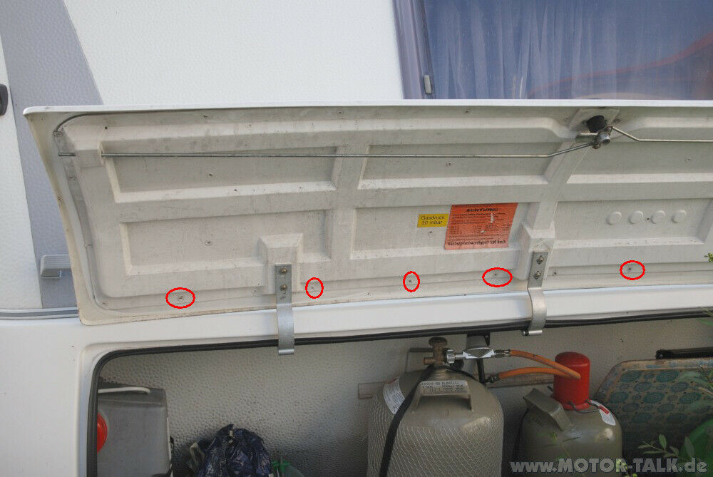 Kunststoff-punkt-verschweißung der Frontklappe reparieren (Gasflaschenanbau)