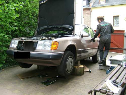 Aufgebockter Wagen