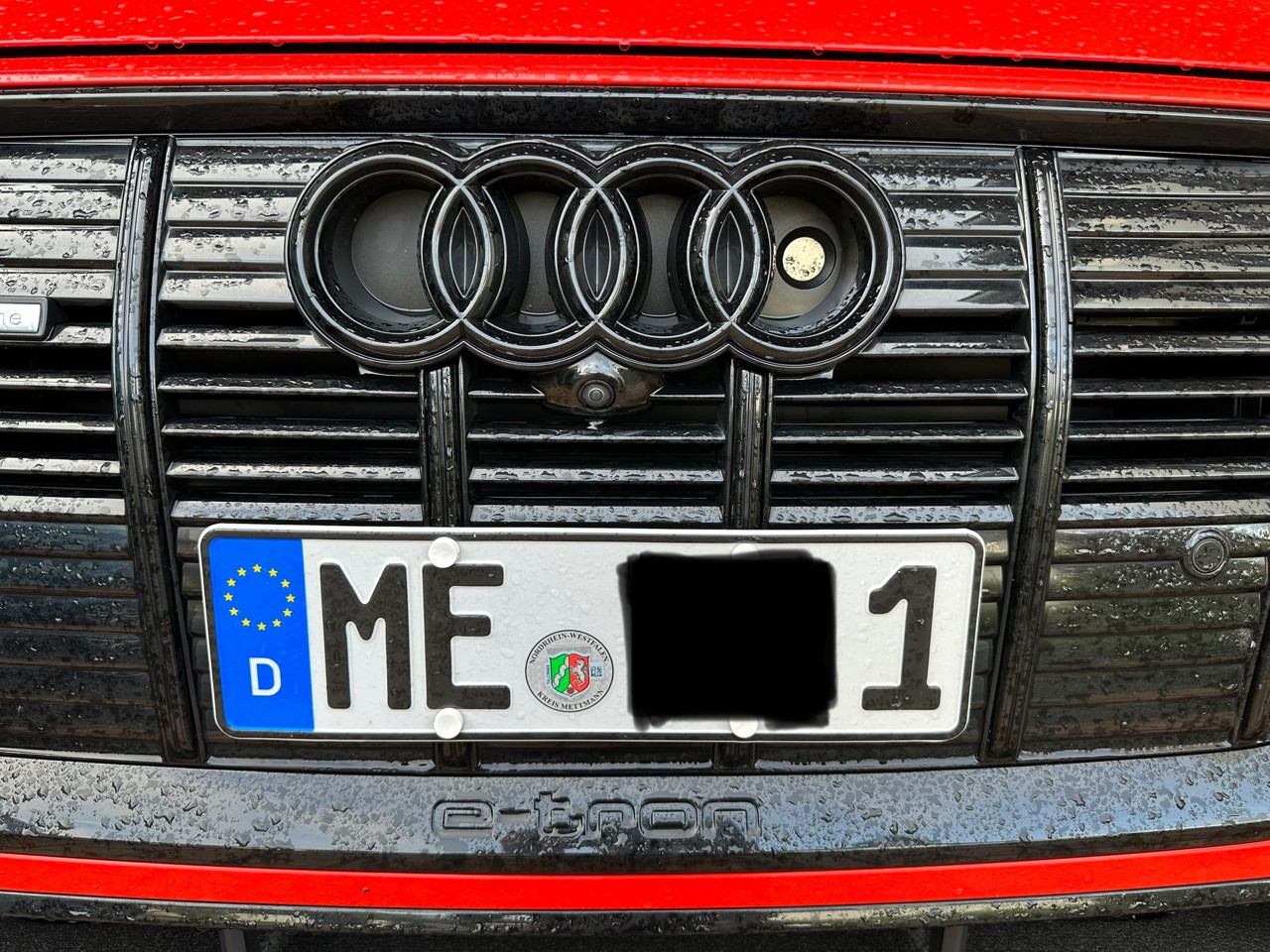 Kurzes Kennzeichen am e-tron