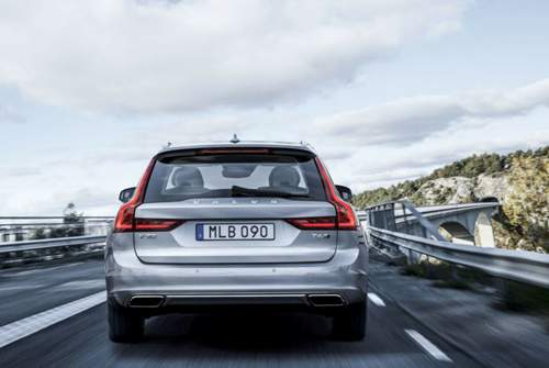 Am Heck wählte Volvo für den V90 ein etwas konventionelleres Design als beim S90
