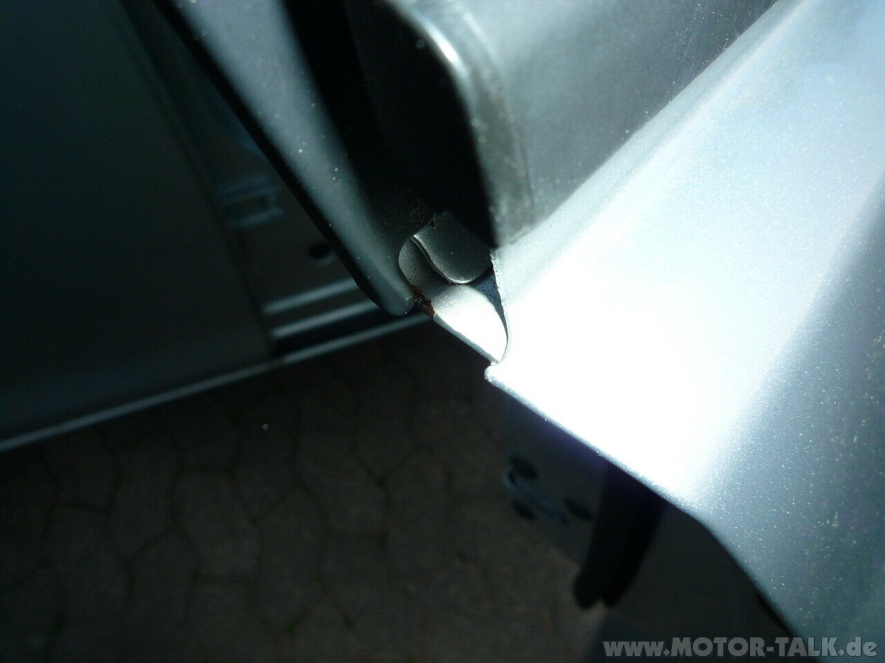 Lackabplatzer und Rost an der Fahrer/Beifahrertür wegen B-Säulenblende