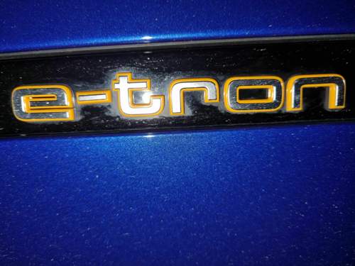 E-tron von vorne mit Blitz