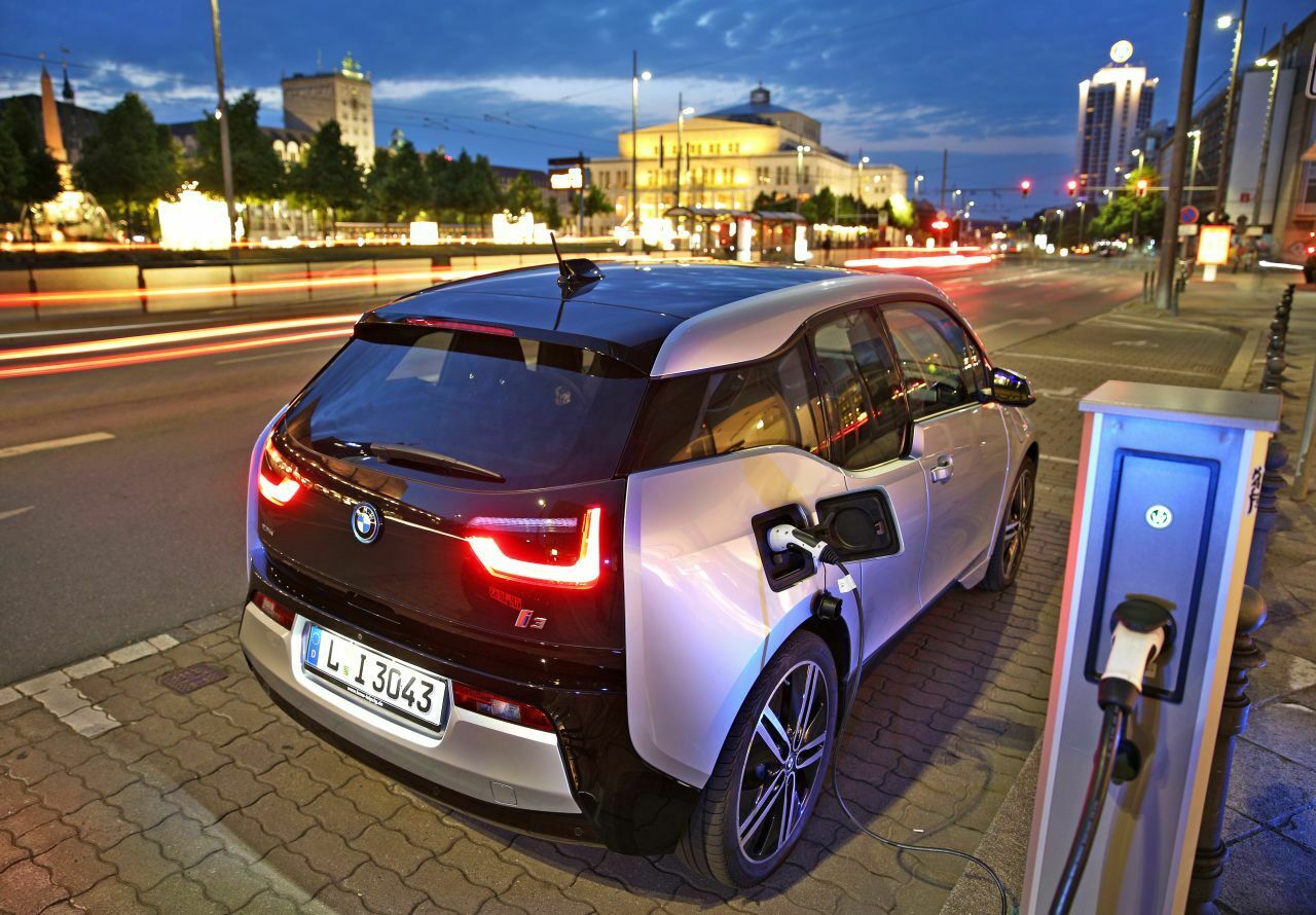 In vielen Städten gibt es bereits Ladesäulen. Nun planen die Autohersteller einem Bericht zufolge, mehrere hundert Schnelladepunkte entlang der Verkehrsadern Europas zu errichten