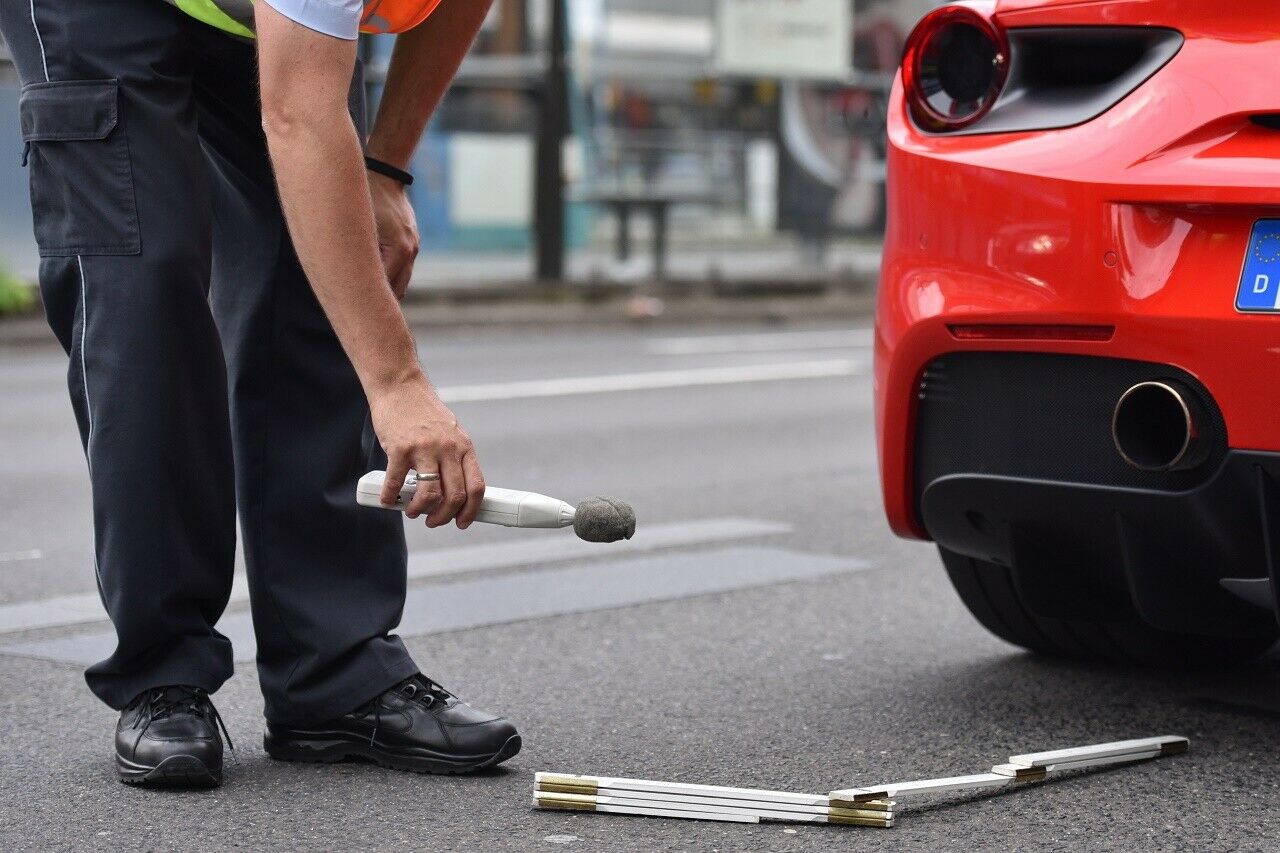 Die Dezibel-Zahl wird gemessen - ist das Auto zu laut, darf es nicht weiterfahren