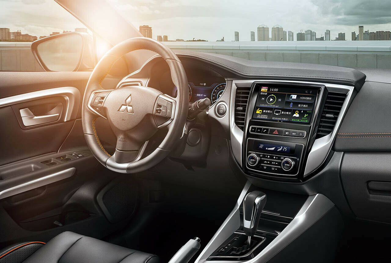 Den Innenraum modernisiert Mitsubishi mit einem Touchscreen und einem virtuellen, frei konfigurierbaren Cockpit