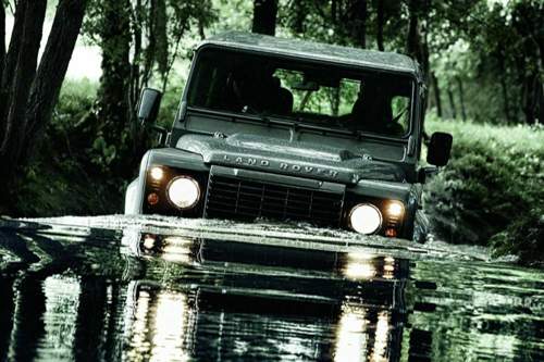 Land Rover Defender zu Wasser