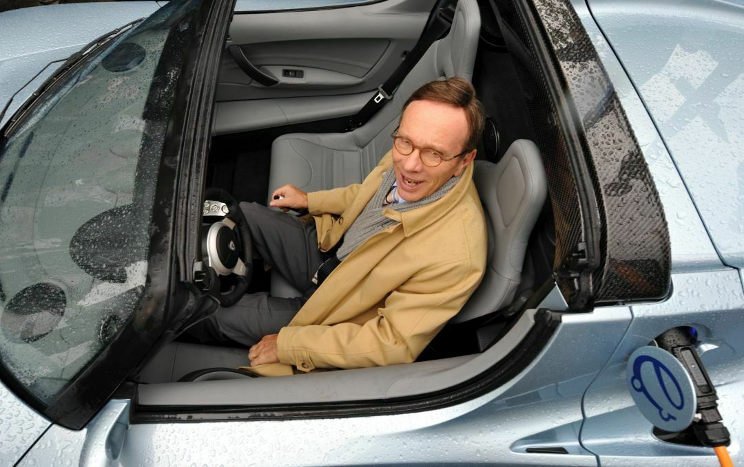 VDA-Präsident Matthias Wissmann im Tesla Roadster. 2013 wollen auch die deutschen Hersteller einige neue Elektroautos auf den Markt bringen.