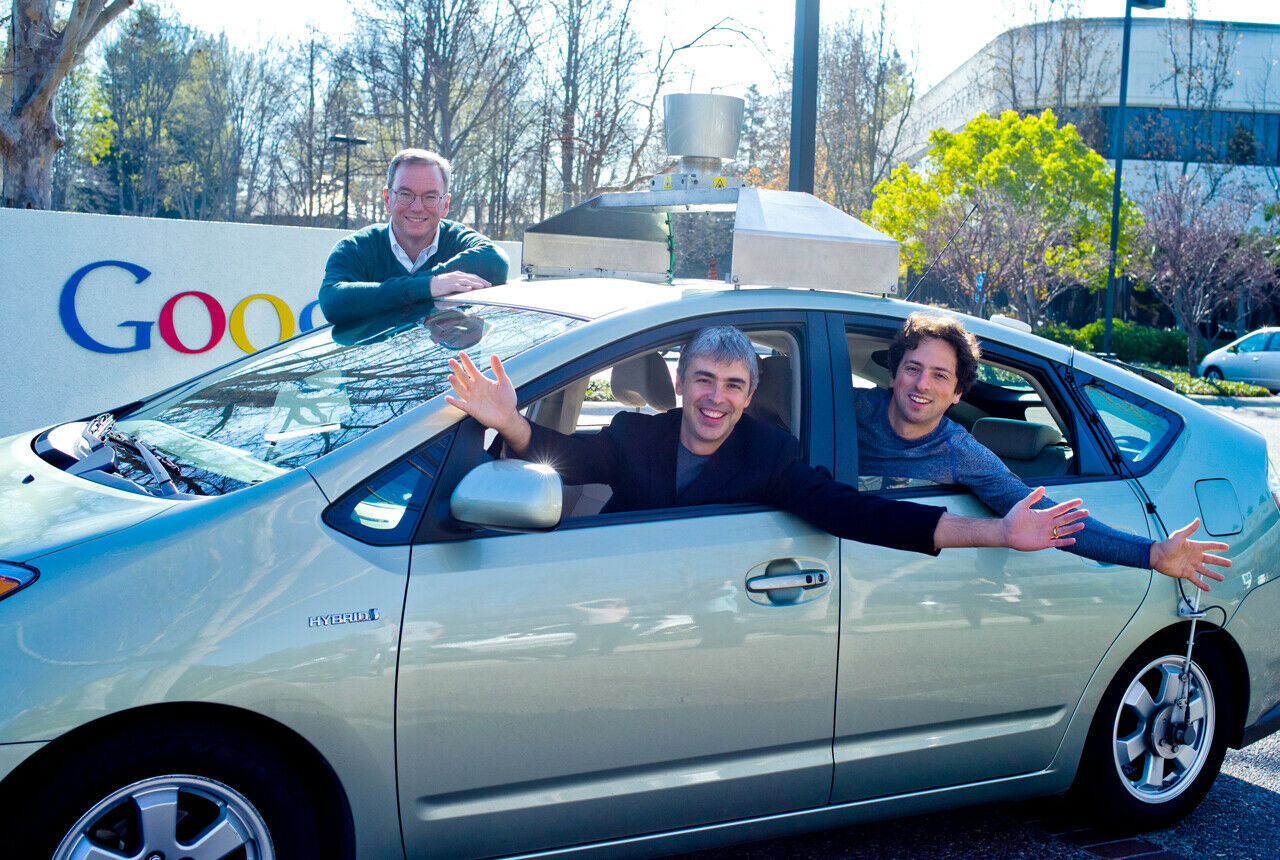 Der Google-Chef Larry Page (Mitte) soll laut Medienberichten in Firmen investieren die an fliegenden Autos tüfteln