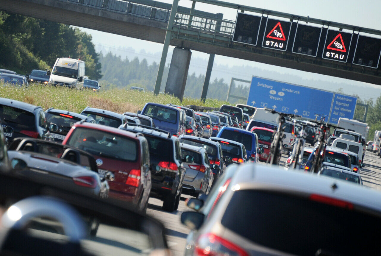 Fahrverbot für Lkw: Fahrzeuge über 7,5 Tonnen müssen an Samstagen im Juli oder August bestimmte Autobahn- oder Bundestraßenabschnitte meiden