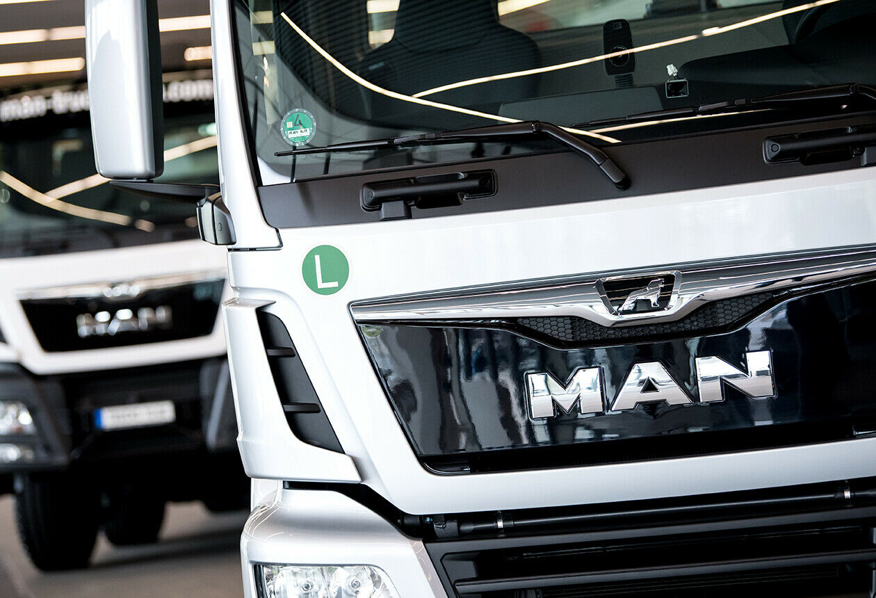 Die EU liebäugelt damit, in den kommenden zwölf Jahren den erlaubten CO2-Ausstoß bei Lastwagen um weitere 35 Prozent zu senken. Die Hersteller bringt das in die Bredouille