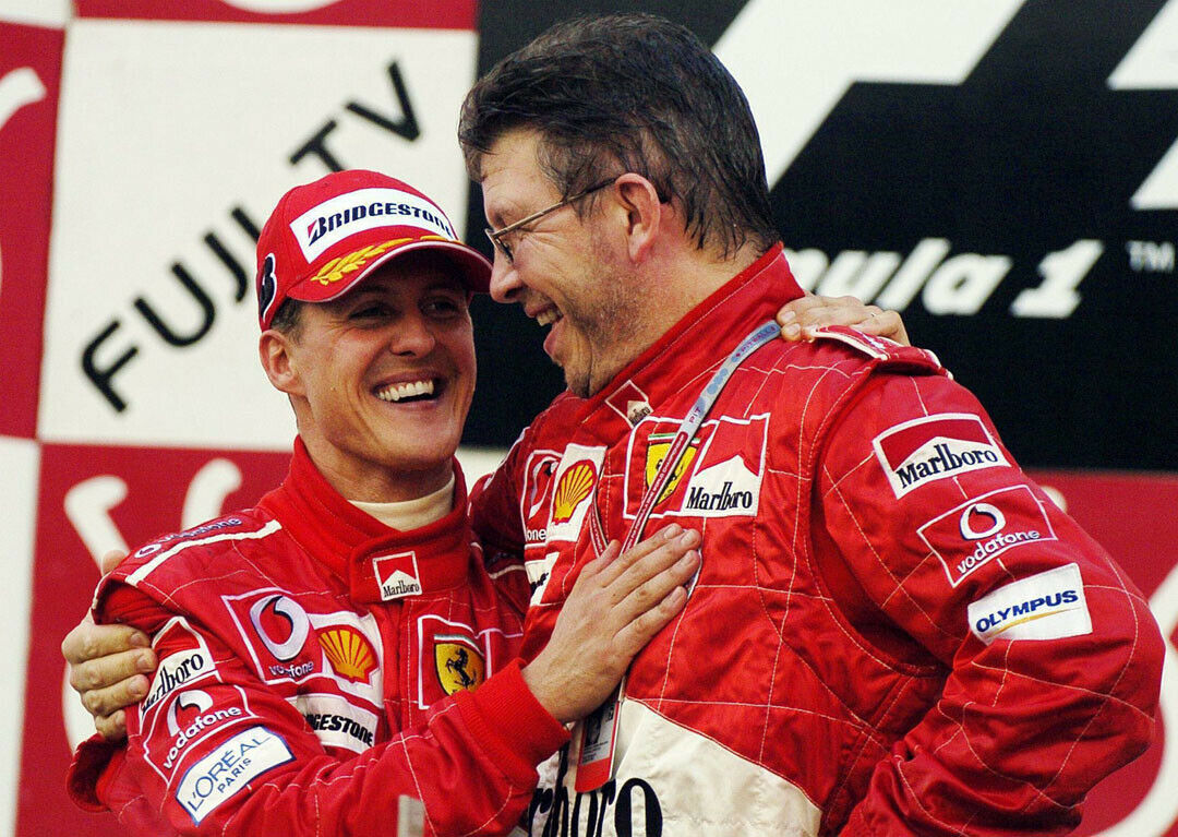 Michael Schumacher und Ross Brawn nach dem Sieg beim Japan-GP 2004
