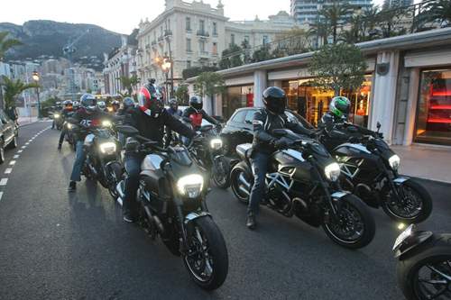 Sehen und gesehen werden: Ducati spendiert der Diavel ab Werk Voll-LED-Scheinwerfer