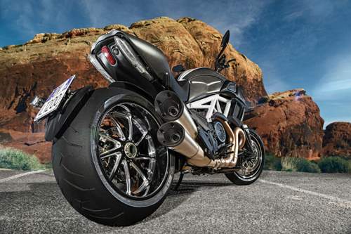 Was für ein Schlappen: Das Hinterrad der Ducati trägt nach wie vor Pirelli-Pneus in 240/45 ZR 17