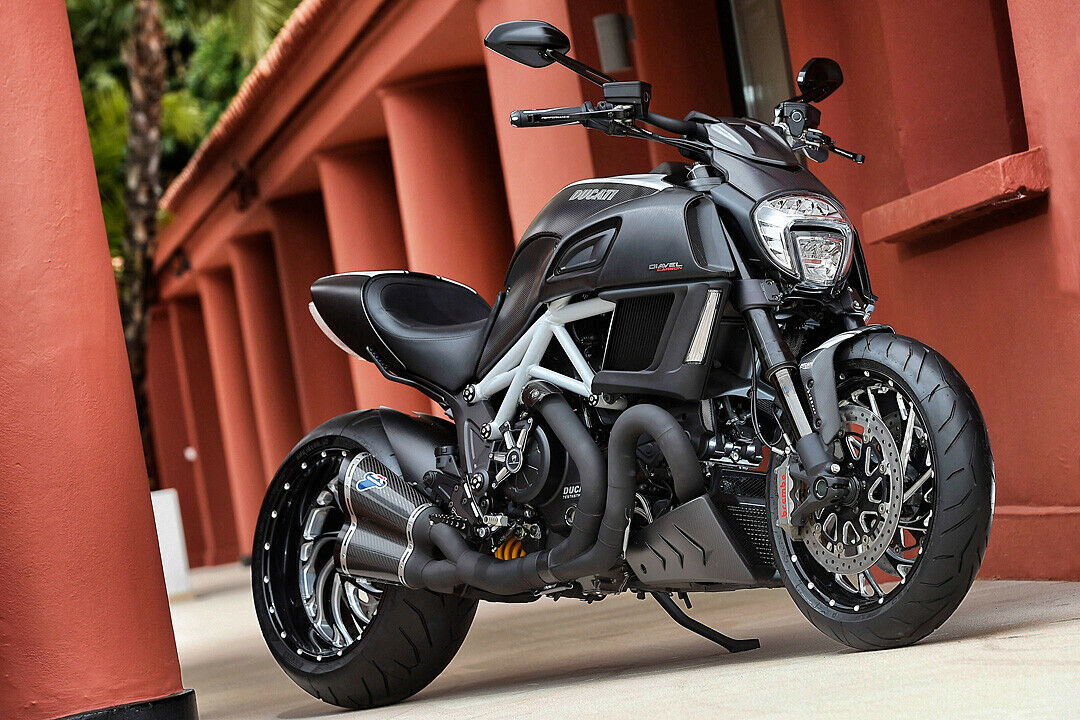 Darf es ein bisschen mehr sein? Als Sonderausstattung gibt es für die Diavel unter anderem einen matt-schwarzen Auspuff ...