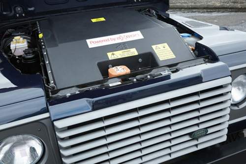 Anstelle eines Diesel-Motors sitzt zwischen den Domen des Electric Defender eine Batterie.