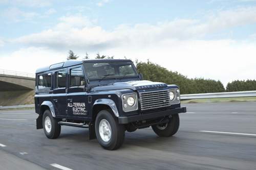 Lautlos unterwegs: Der Land Rover Electric Defender fährt elektrisch.