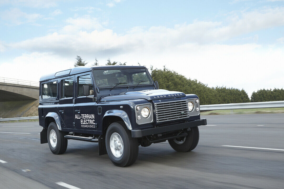 Lautlos unterwegs: Der Land Rover Electric Defender fährt elektrisch.
