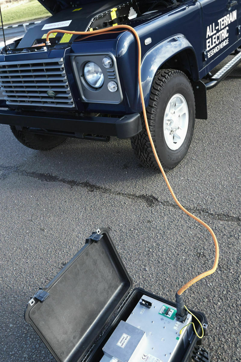 Mit einem 7-kW-Ladegerät sind die Akkus nach vier Stunden voll. Ein 3-kW-Ladegerät benötigt zehn Stunden.