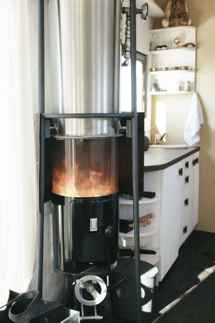 Der Wassertank kann mit Holz erhitzt werden