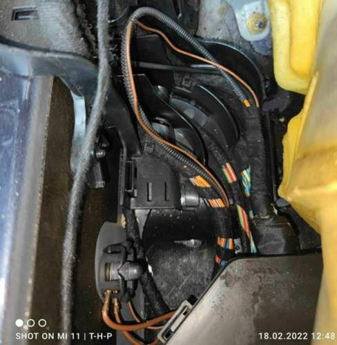 AUDI-A6_Fussraum-Fahrer_unter-Teppich_03