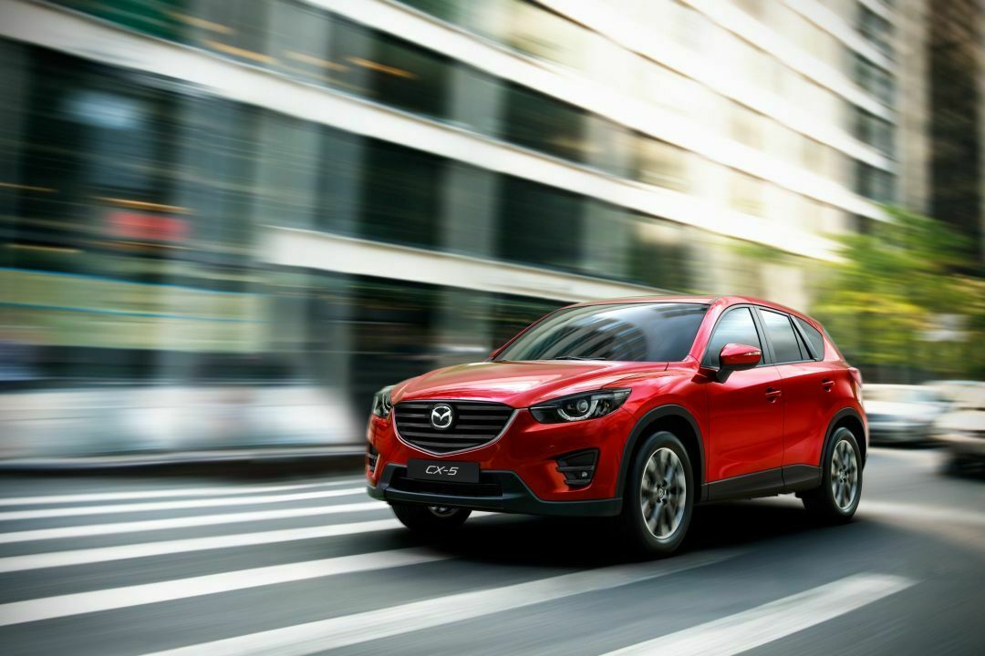 Der neue Mazda CX-5 steht auf der L. A. Auto Show neben dem nagelneuen CX-3