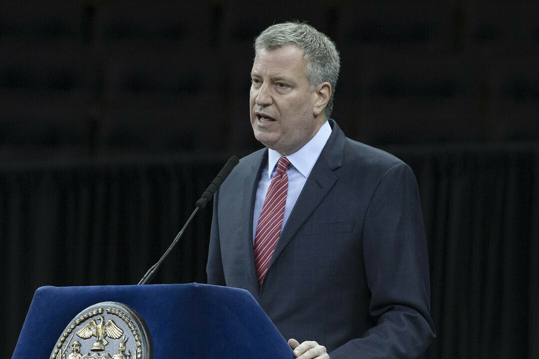 New Yorks Bürgermeister Bill de Blasio wurde beim Überqueren einer Ampel fast von einem Lastwagenfahrer erfasst