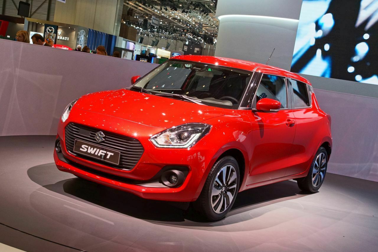 Suzuki exerziert das Programm durch: Nach Baleno und Ignis stellen die Japaner den Swift auf die neue Plattform. Inklusive Fahrer wiegt das neue Modell nur 915 Kilo