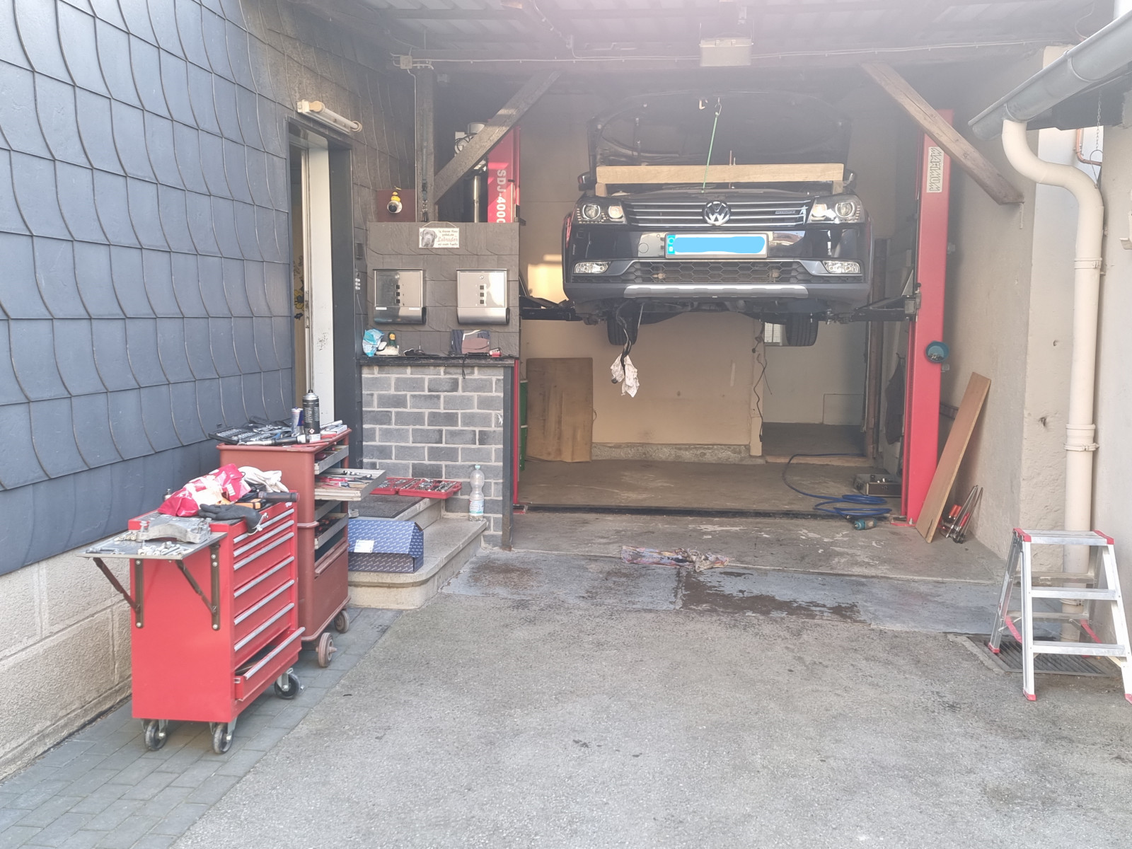 Leichte Vibration ab 15 - 25/ 30km/h gerader Strecke, besonders zunehmend bei Abbiegungen, Ideen?